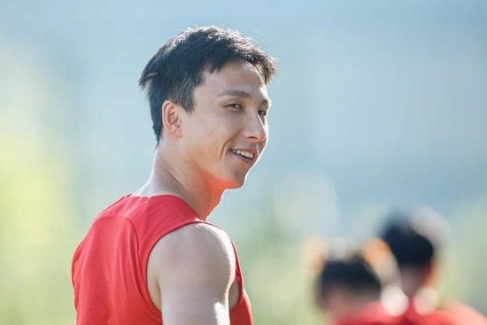 双乳被两个男人吮